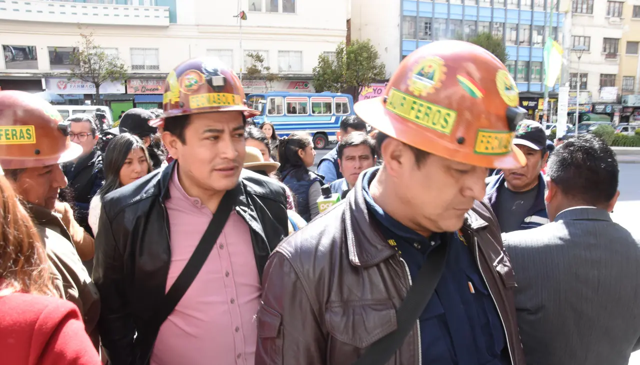 Cooperativistas mineros dicen que tienen más de 200 vehículos afectados por la gasolina