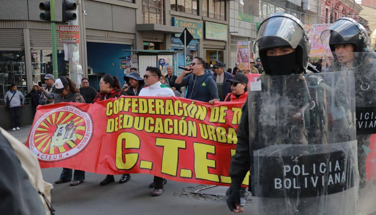 Marcha del magisterio paceño concluye sin mayores disturbios pese al Estado de excepción