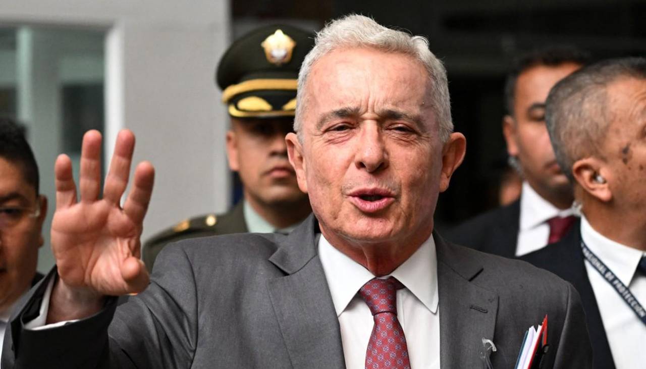 Justicia de Colombia ordena libertad a expresidente Uribe mientras apela condena
