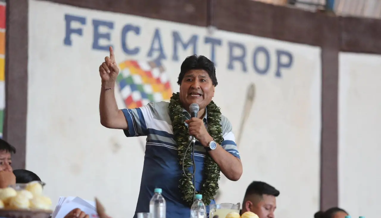 Evo dice que tiene que terminar la subvención de combustible en Bolivia