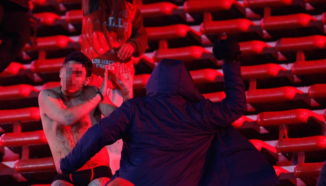 Violencia extrema en graderías obliga a cancelar el duelo Independiente vs U de Chile por la Sudamericana