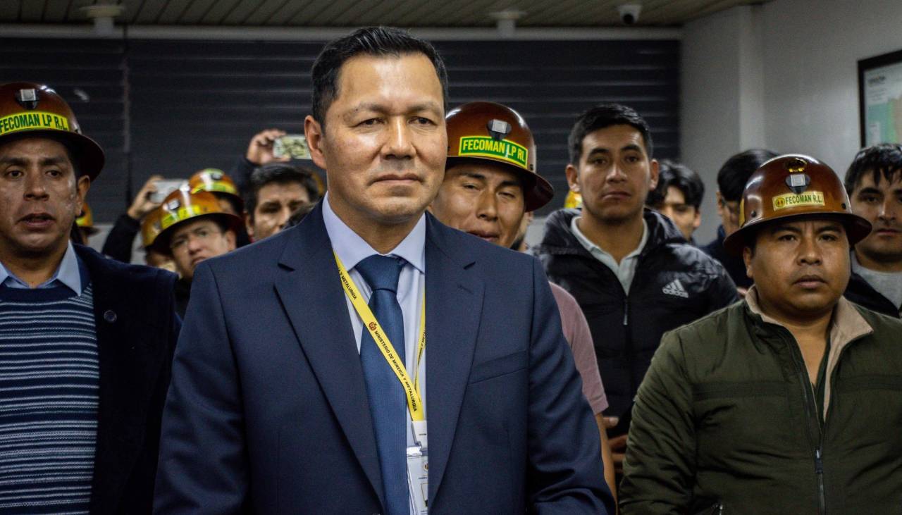 En medio de enfrentamientos entre la Policía y mineros, posesionan al viceministro de Minerales Tecnológicos