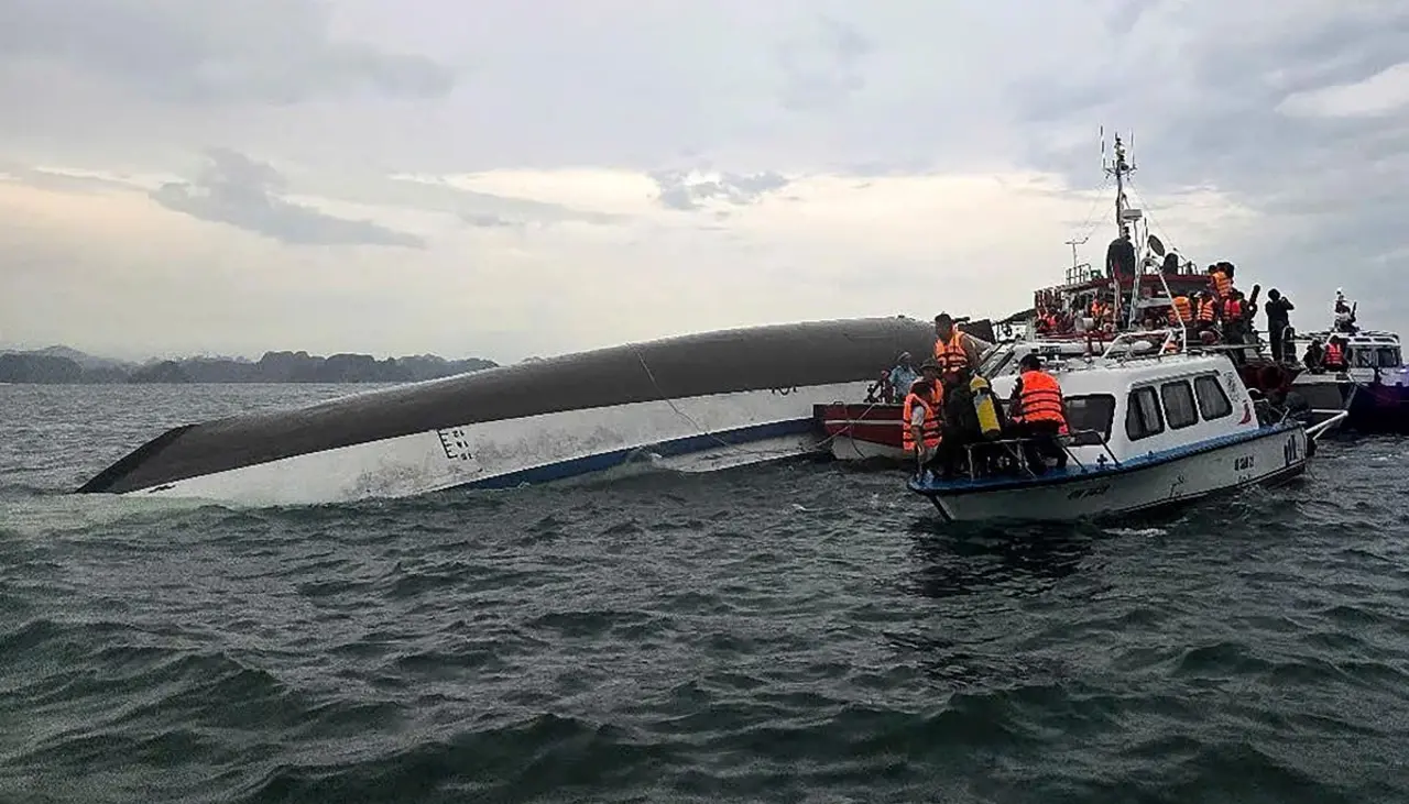 Mueren 34 personas al volcar un barco turístico en Vietnam