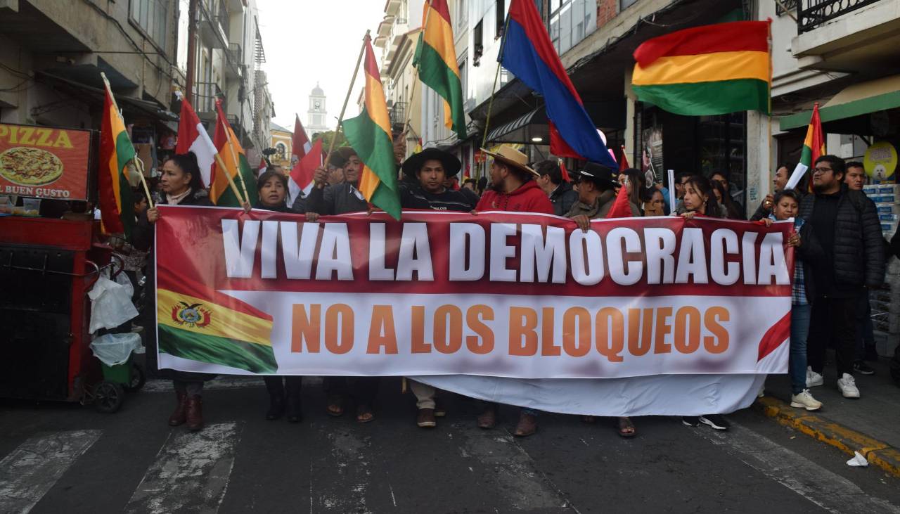 “La COB no nos representa”: Plataformas marchan contra los bloqueos en La Paz