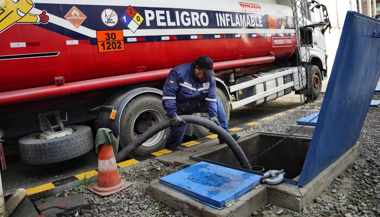 Gobierno anuncia la suspensión de los contratos con Vitol y Trafigura y abre las puertas a otras empresas
