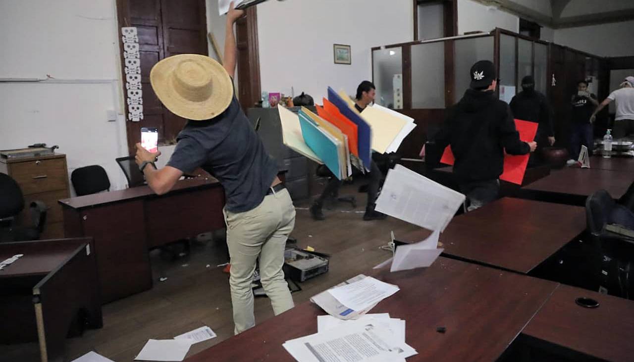 Protestas por el asesinato del alcalde de Uruapan derivan en disturbios en oeste de México