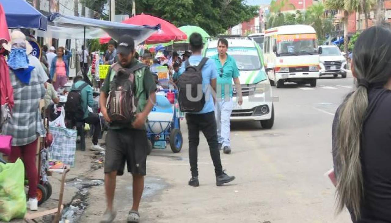 Caos en mercado La Ramada y en la Feria Barrio Lindo: vendedores se asientan en aceras y en parte de las avenidas