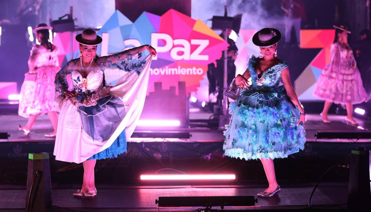 La Paz rinde homenaje a la emblemática chola con un desfile de modas a cielo abierto