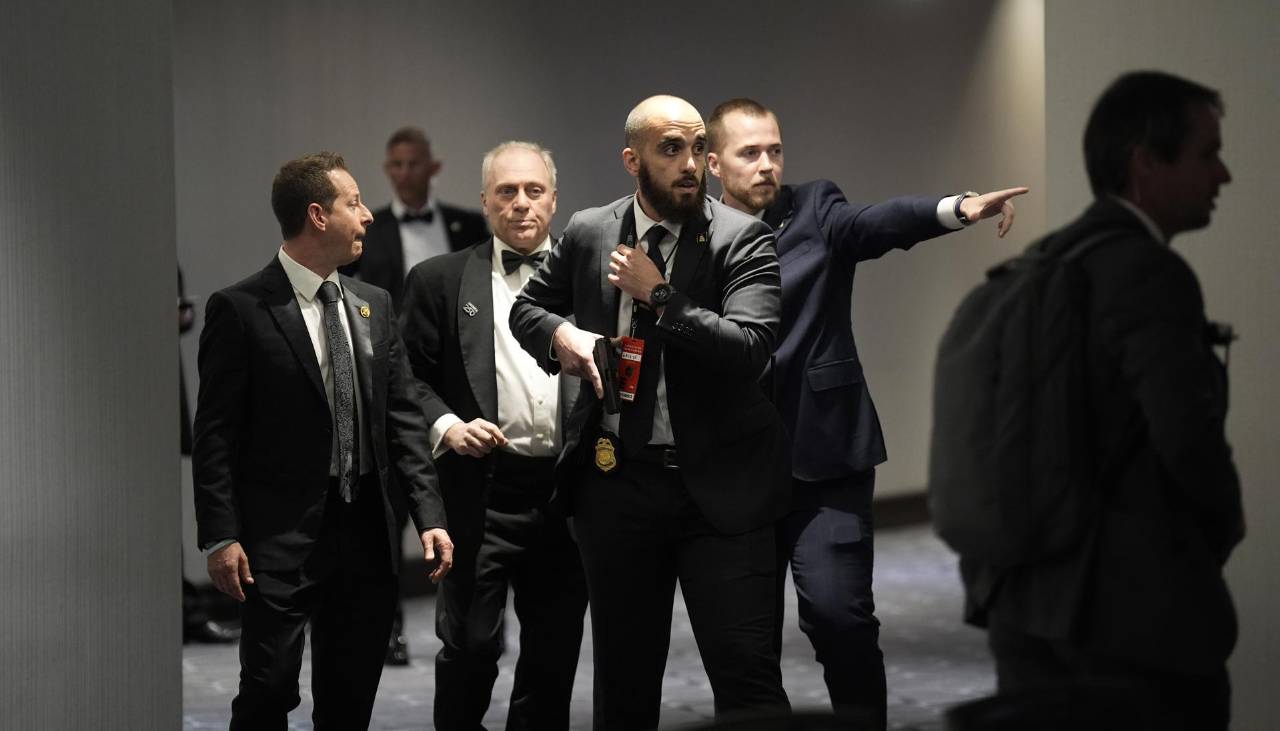 Video: Así fue el impresionante momento en que Donald Trump fue evacuado tras disparos en cena con periodistas