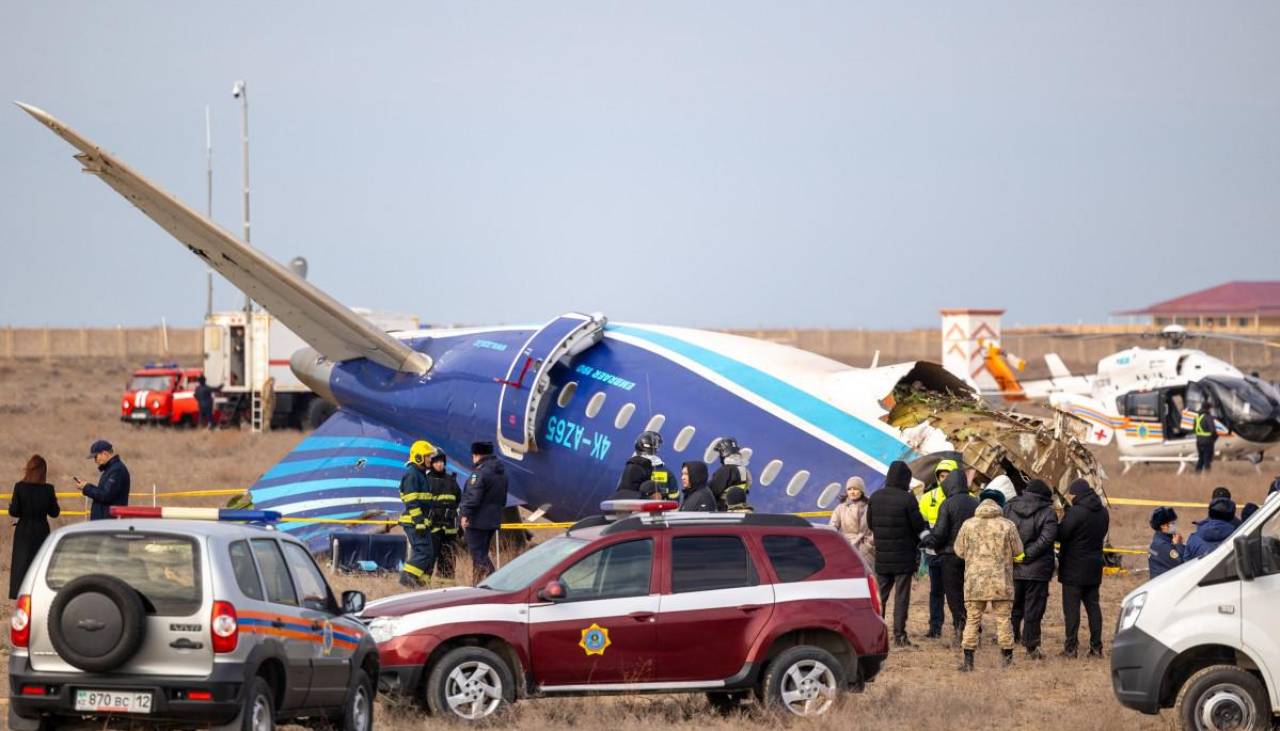 Un avión de Azerbaijan Airlines se estrella en Kazajistán; hay unos 32 sobrevivientes