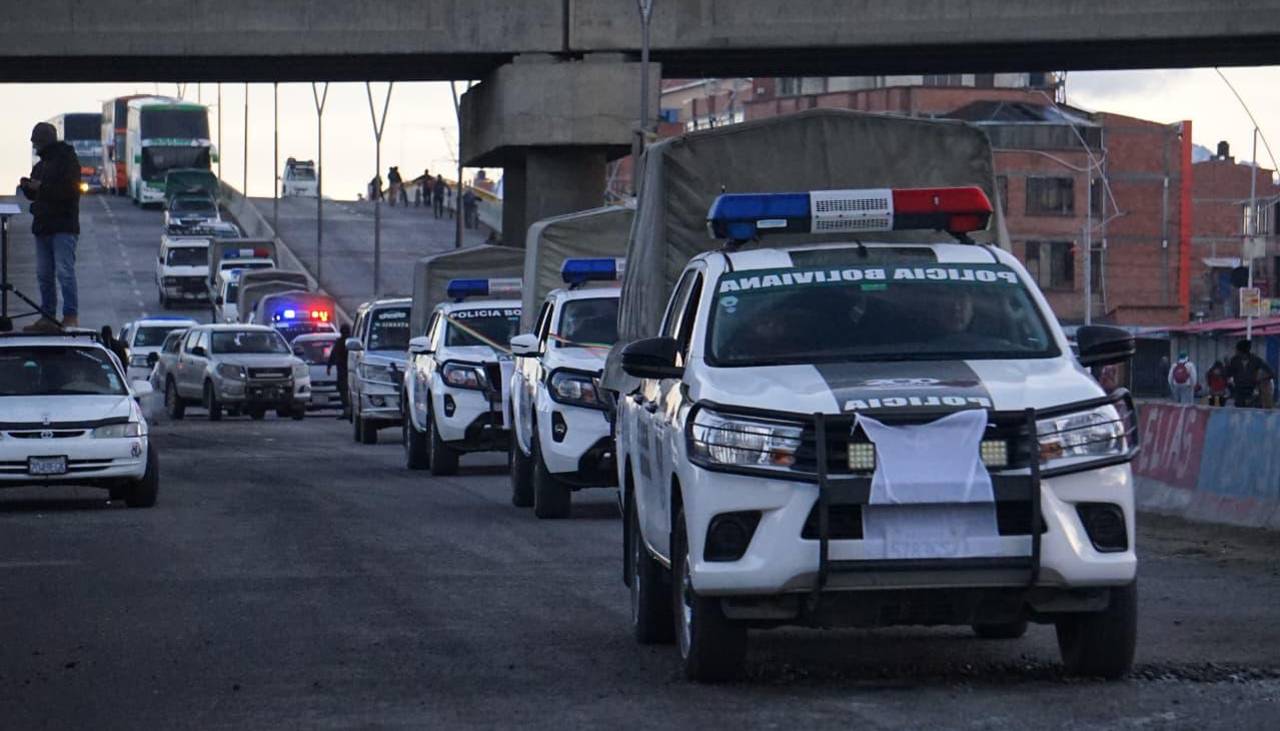 Policía y militares logran paso de camiones y cisternas en Achica Arriba en la ruta La Paz–Oruro