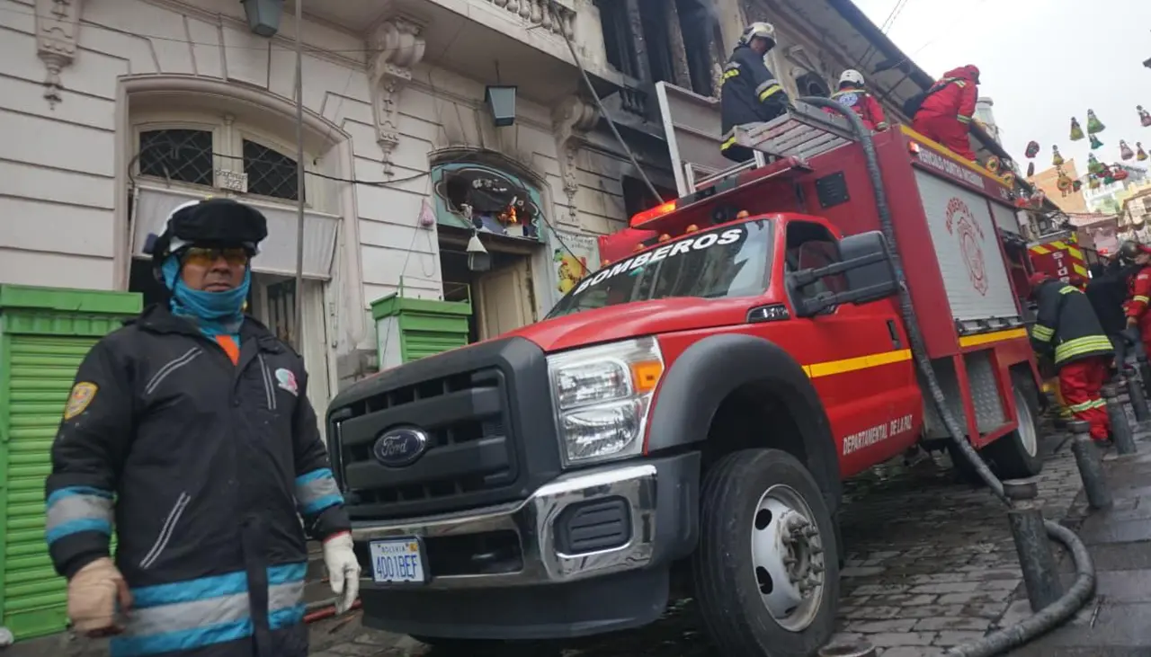 “No se salvó nada”: Familias perdieron mercadería y fuente de ingresos en el incendio en una casa patrimonial en La Paz