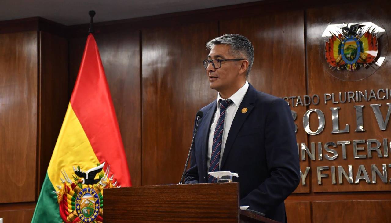 Diputada denuncia al exministro Espinoza por la presunta colocación de bonos sin aprobación de la Asamblea