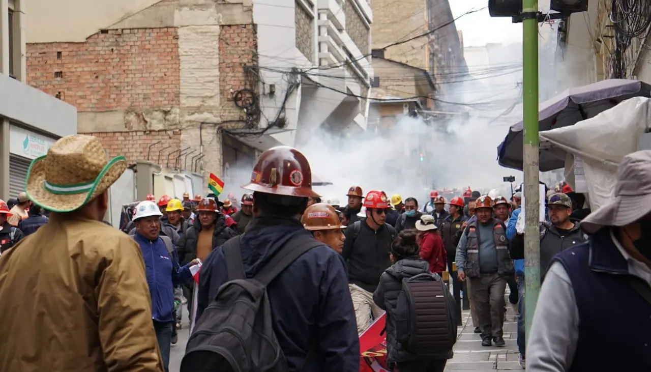 DDHH reporta ocho mineros arrestados durante gasificación en Plaza Murillo