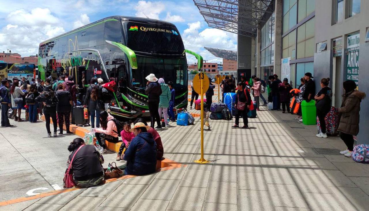 Terminal de buses de El Alto reporta que las salidas a Santa Cruz están habilitadas por la carretera antigua 