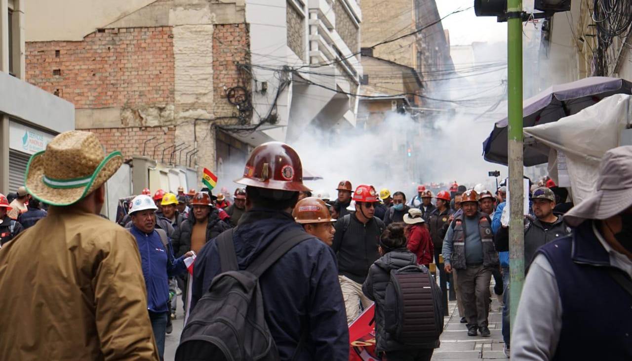 DDHH reporta ocho mineros arrestados durante gasificación en Plaza Murillo