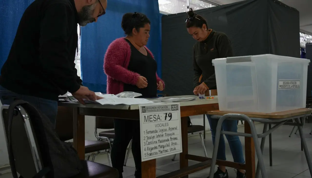 Segunda vuelta en Chile: Inicia la votación con el candidato de derecha como favorito