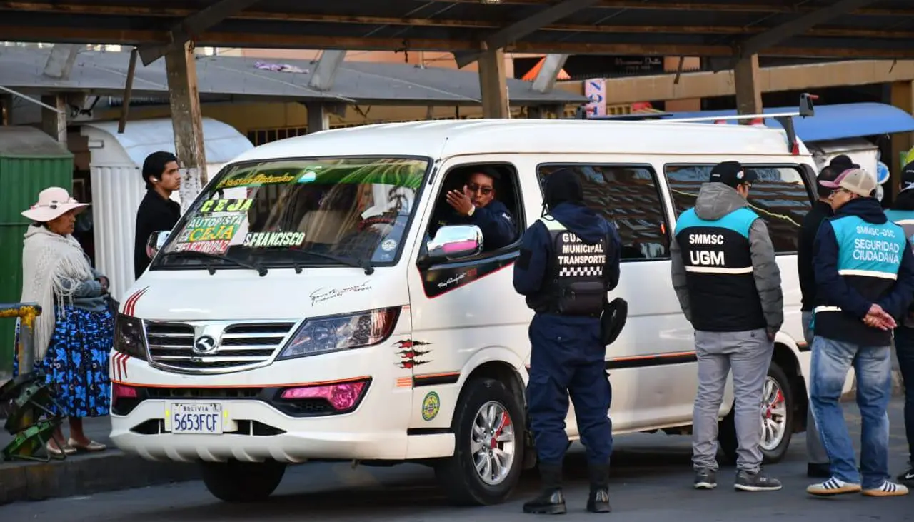 La Paz: Tras violenta protesta de choferes la Alcaldía los convoca al diálogo