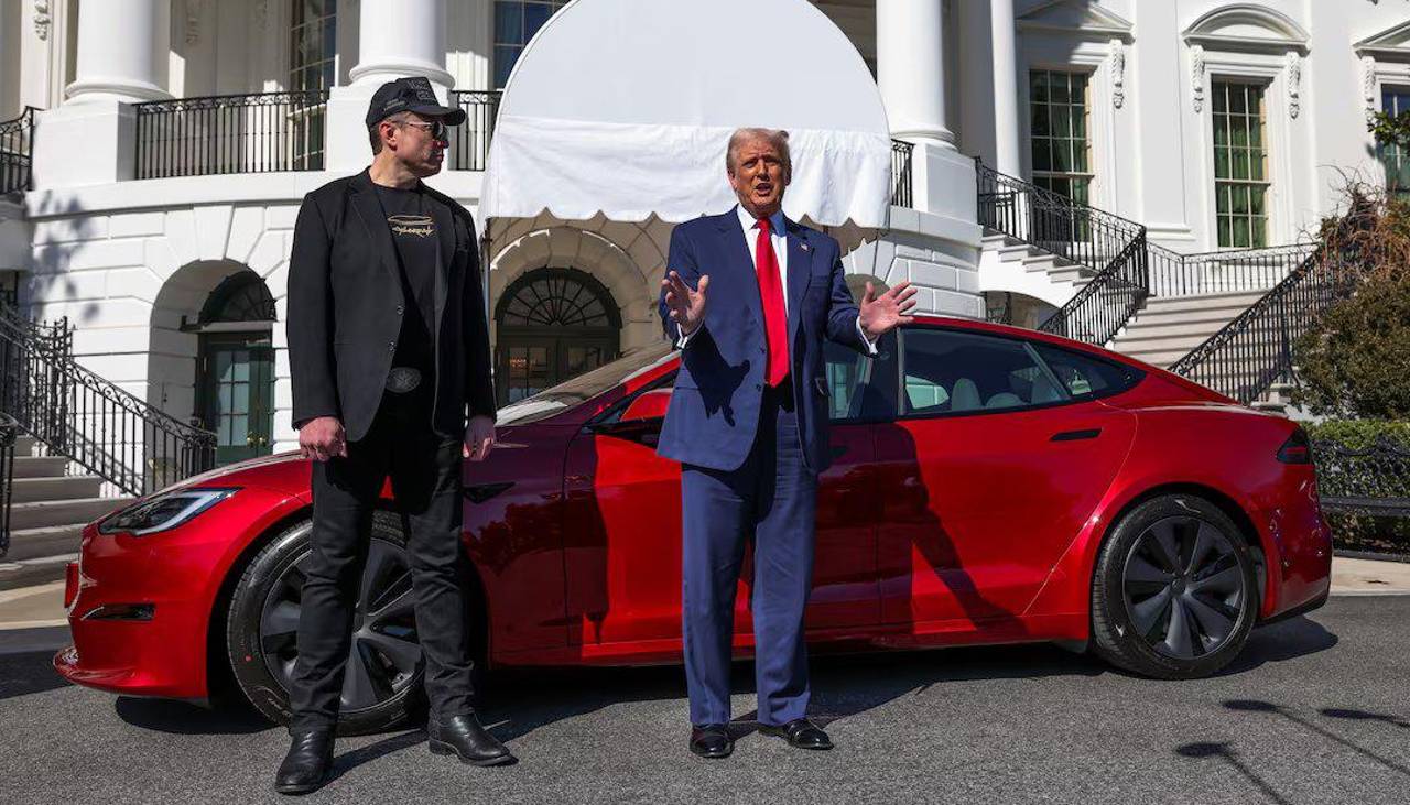 Trump convierte la Casa Blanca en una ‘concesionaria’ de Tesla en forma de apoyo a Musk