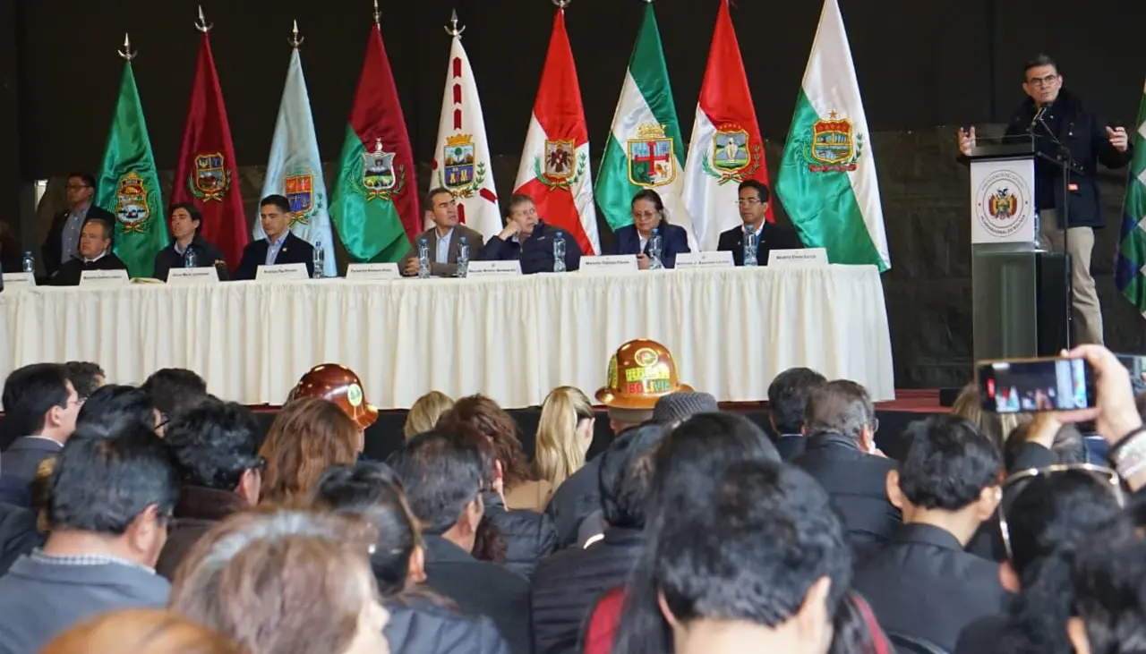 Paz: “Todos estamos de acuerdo en crear leyes para modernizar Bolivia, no son privatizadoras”