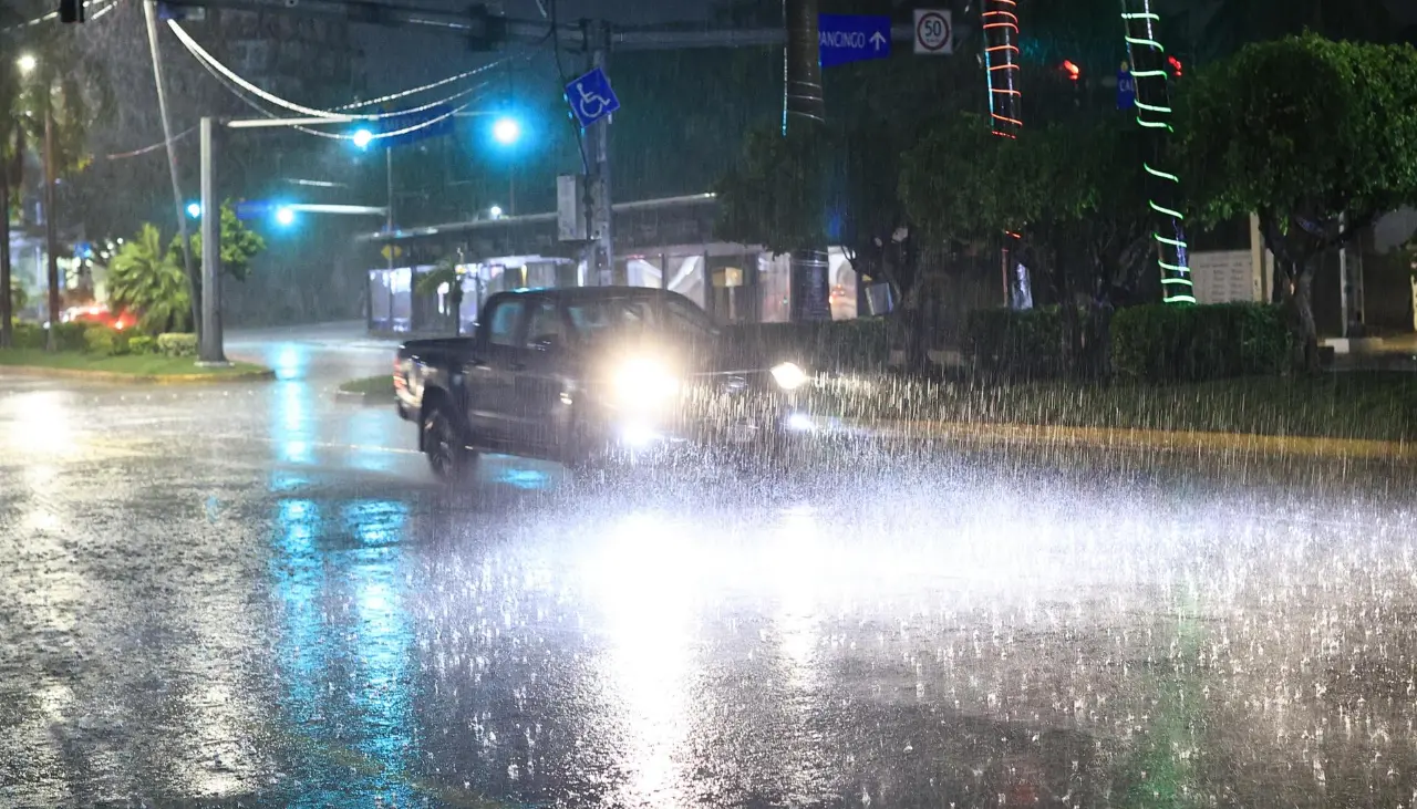 México no reporta daños humanos por el huracán Erick tras tocar tierra como categoría tres