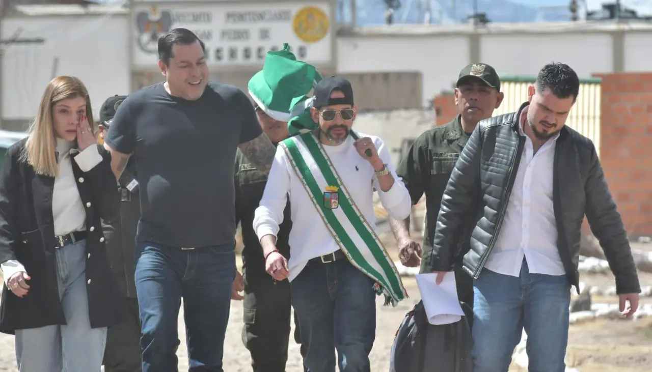 “Piso suelo cruceño y de nuevo asumo mis funciones”: Camacho retorna a Santa Cruz tras 974 días de prisión
