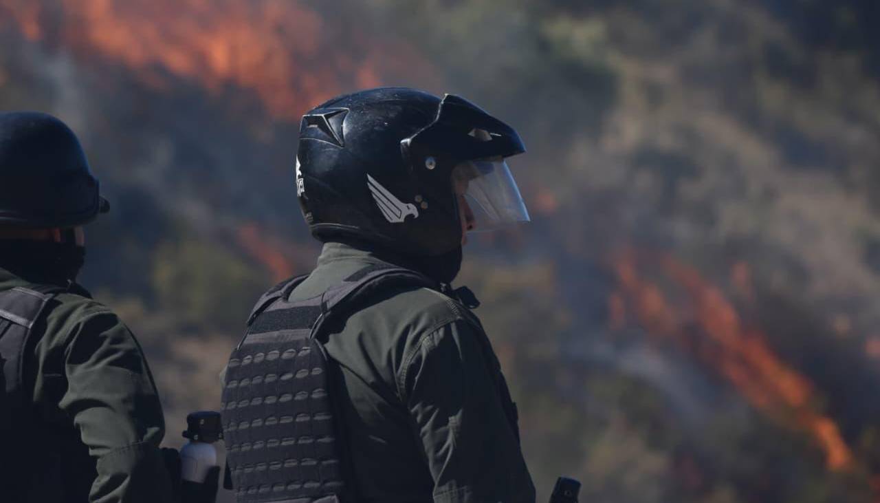 Un policía resultó herido en el rostro por un aparato explosivo en operativo de desbloqueo, señala vocero presidencial