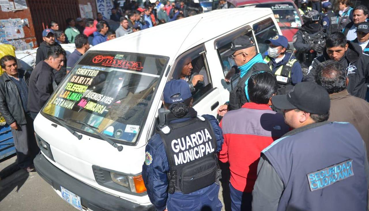 Violenta protesta de choferes marca primeras horas del conflicto por los pasajes en La Paz y dirigente dice que “si tiene que correr sangre ni modo”