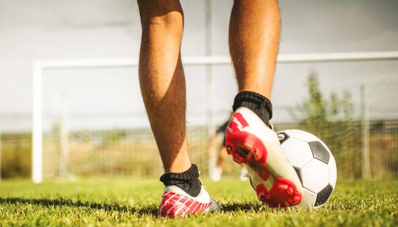 Joven futbolista fue a operarse de la rodilla y salió sin vida del quirófano