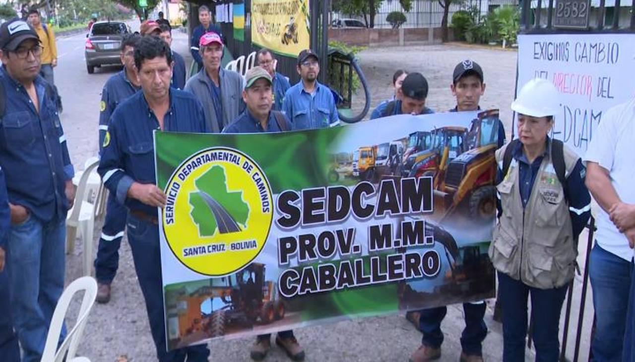 Servicio de Caminos de Santa Cruz cumple su segundo día de paro indefinido; trabajadores reclaman presupuesto