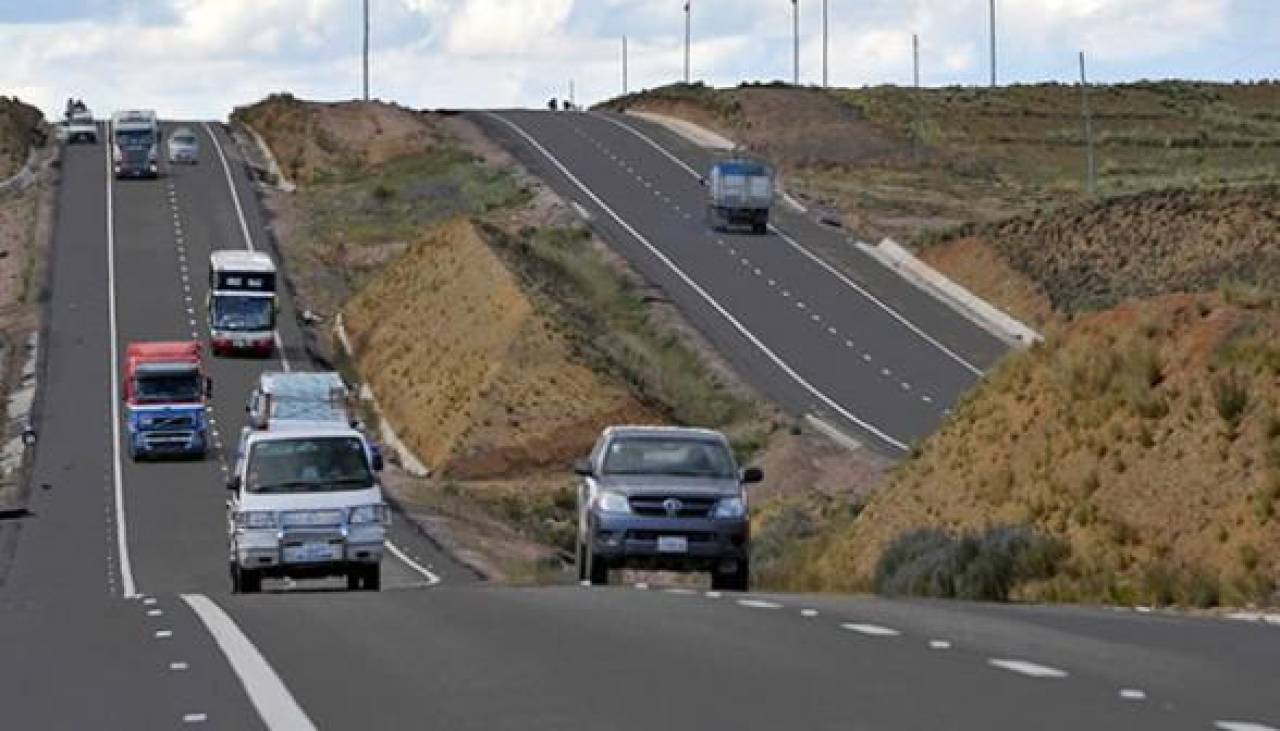 Un hombre murió tras ser atropellado por un bus en la carretera La Paz - Oruro 