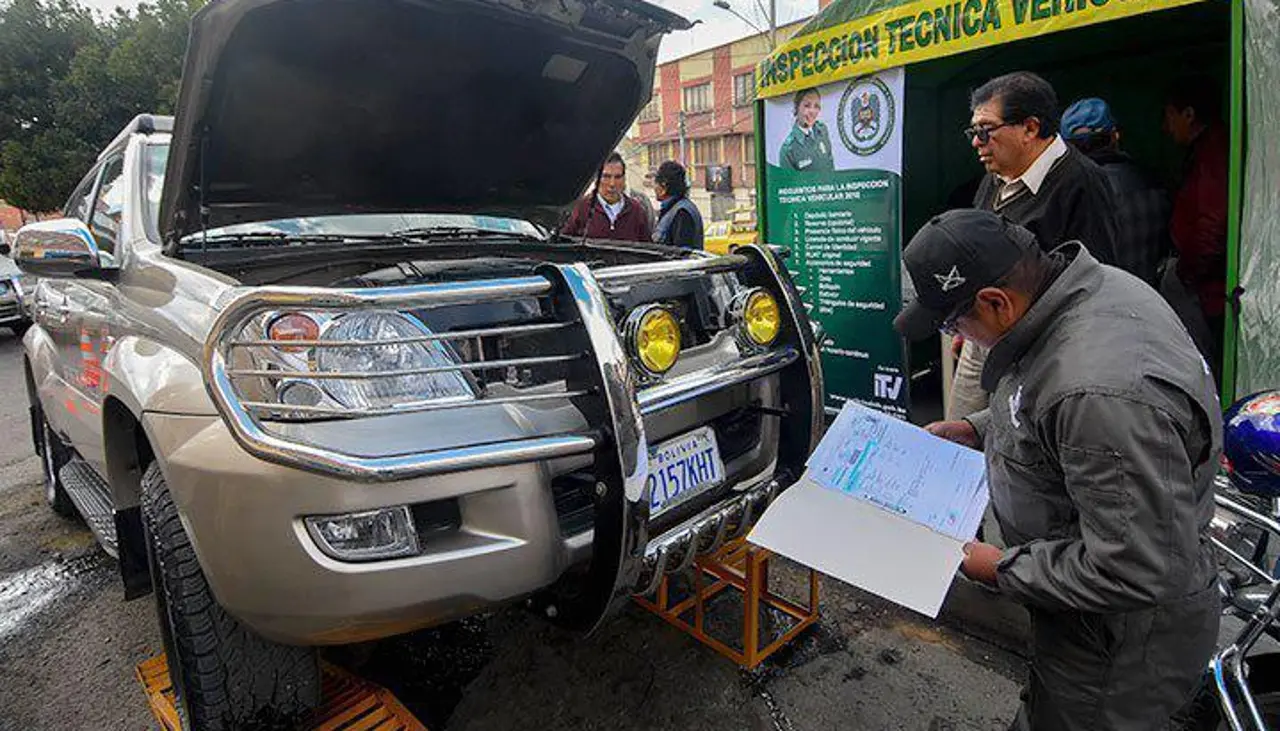 “Hemos esperado mucho tiempo”: Reportan filas y demoras en un punto de la inspección vehicular en La Paz