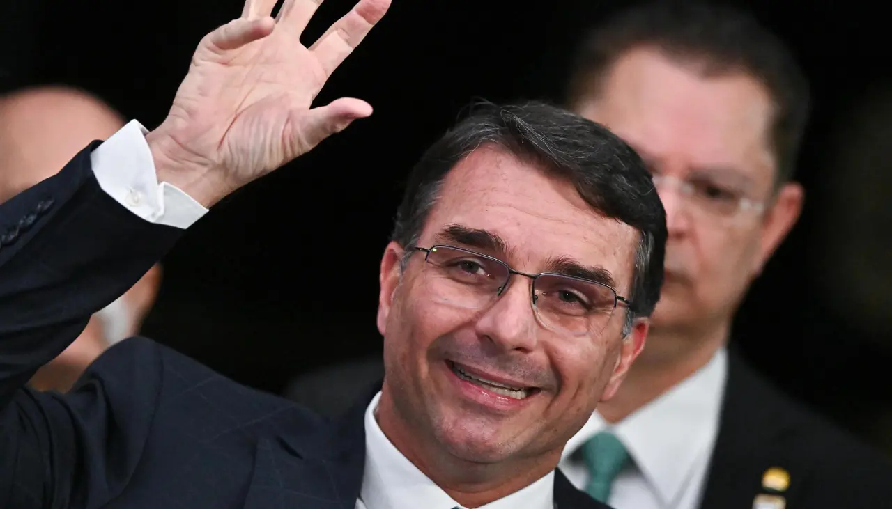 Hijo de Bolsonaro dice que “no quedará de brazos cruzados” y será candidato a presidente