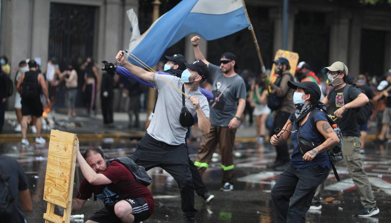 Protesta contra la reforma laboral termina en batalla campal en las calles de Buenos Aires