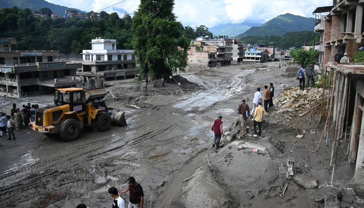 Desaparecidos por mortal alud entre Nepal y China superan los 2.400