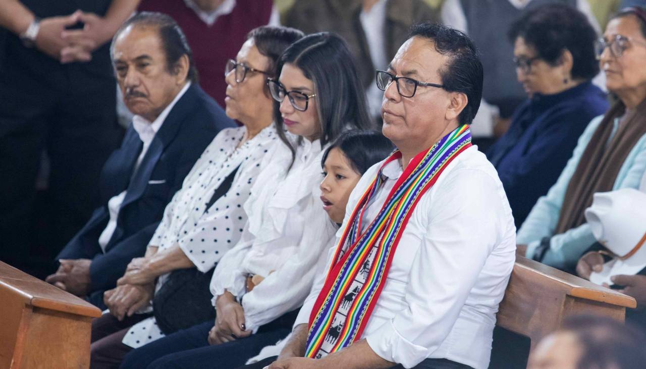 Sánchez inicia la jornada electoral en misa con su familia y pide un "voto de conciencia"