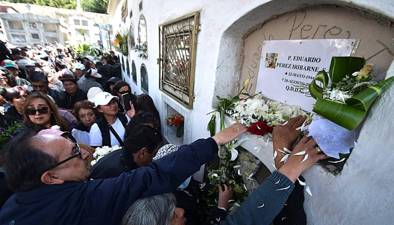 Una multitud despide al Padre Pérez, “el hombre invisible” que fue un ícono de la comunicación boliviana