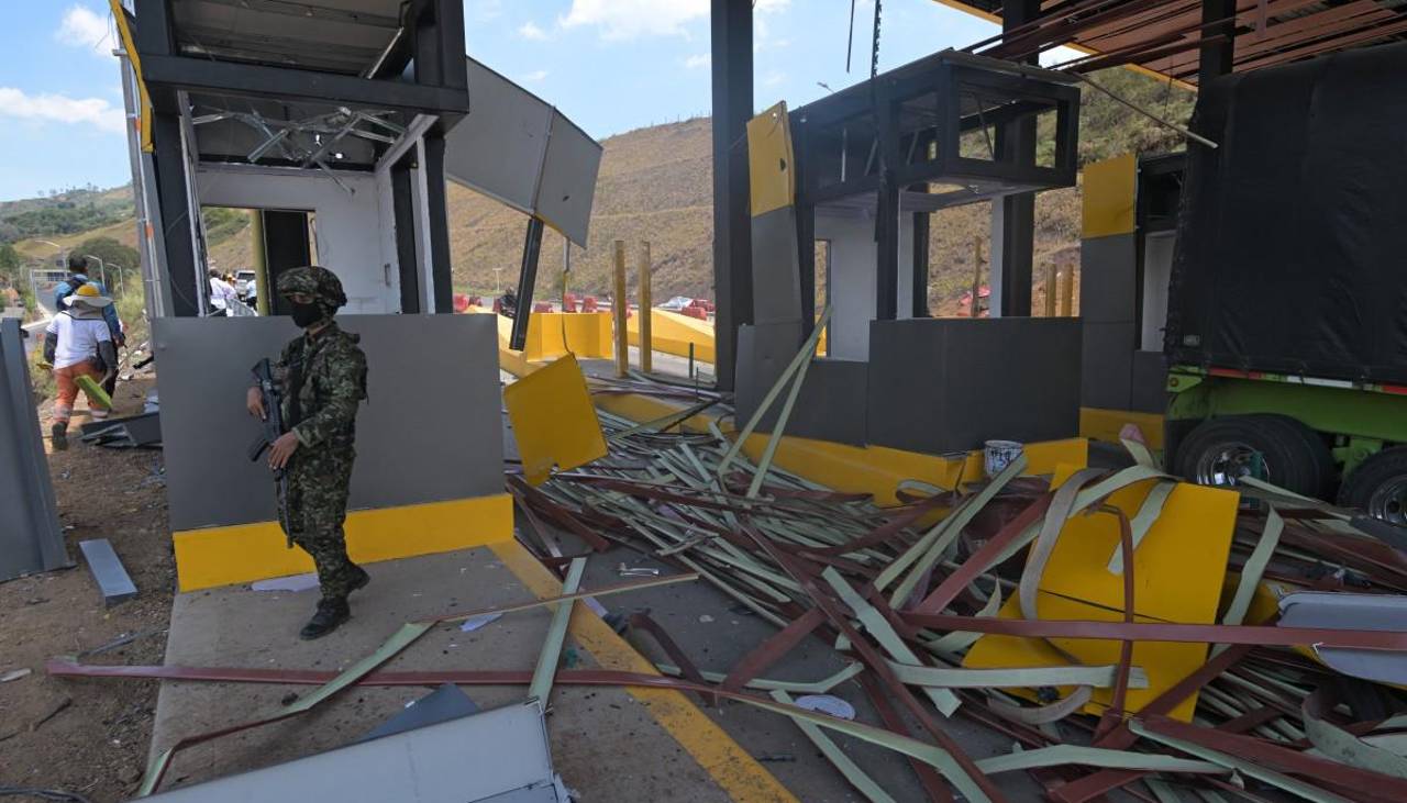 Ataques con explosivos dejan un policía muerto y varios heridos en el primer día del nuevo gobierno de Colombia