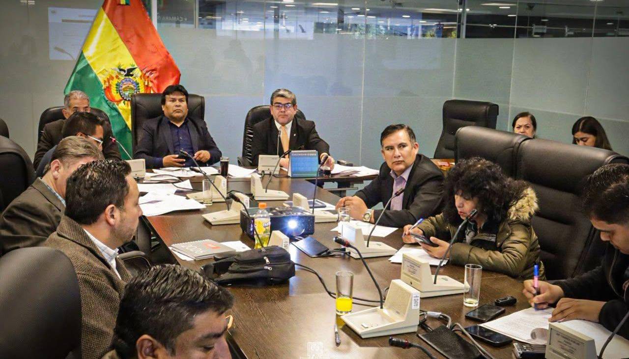 Comisión de Diputados aprueba tres créditos para el teleférico, alumbrado público y cosecha de agua