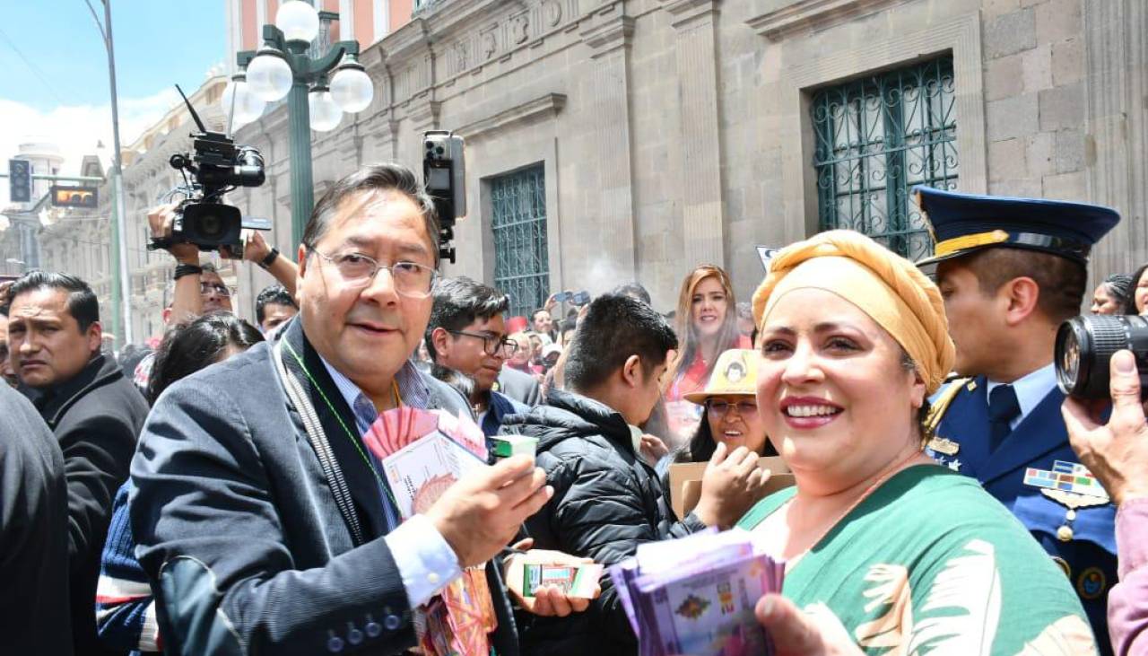 Viceministro dice que las personas que pidieron dólares a Arce en un acto por la Alasita son afines a Evo Morales 