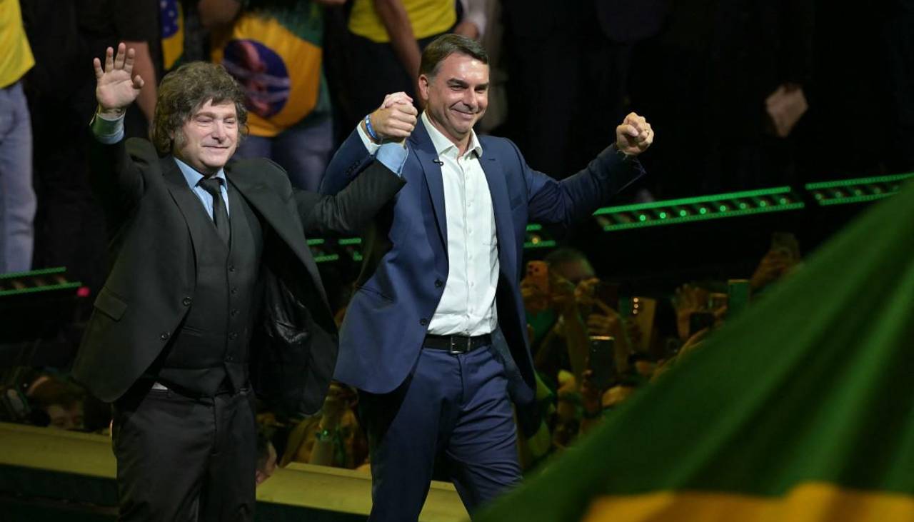 Milei se estrella contra Lula y pide a Flávio Bolsonaro “parar a la basura socialista” en Brasil