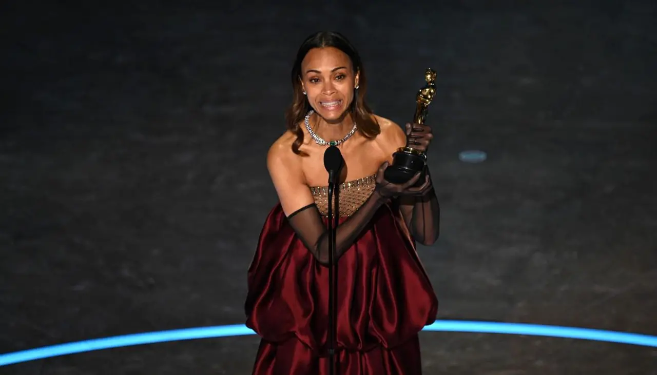 “Soy orgullosa hija de padres inmigrantes”: Zoe Saldaña recibe el Oscar a ‘Mejor actriz de reparto’