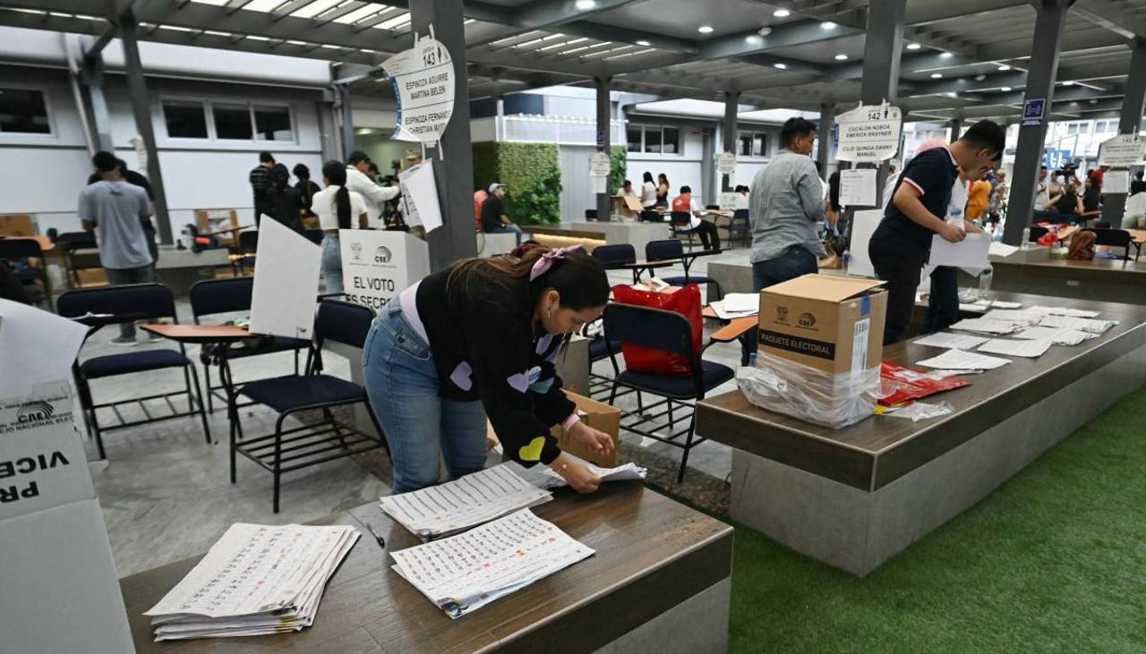 Terminan las votaciones y empieza el escrutinio para elegir presidente en Ecuador