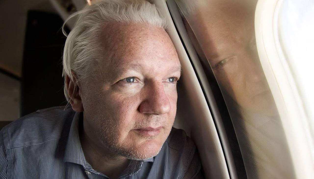 Julian Assange sale de prisión tras aceptar culpabilidad y llegar a un acuerdo con la justicia de EEUU