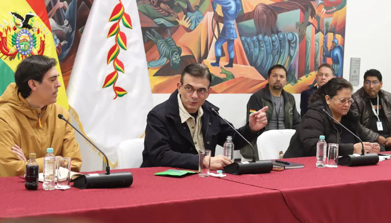 Rodrigo Paz instala mesa de diálogo con la Central Obrera de El Alto en medio del operativo de desbloqueo