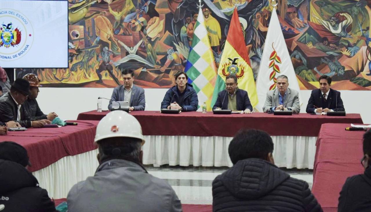 Gobierno y dirigentes de la COB reinstalan diálogo tras 50 días de bloqueos