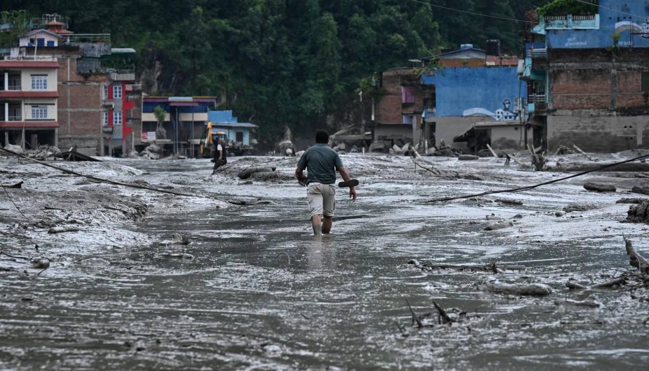 Equipos de rescate se movilizan tras inundaciones entre Nepal y el Tíbet que dejan al menos 160 muertos