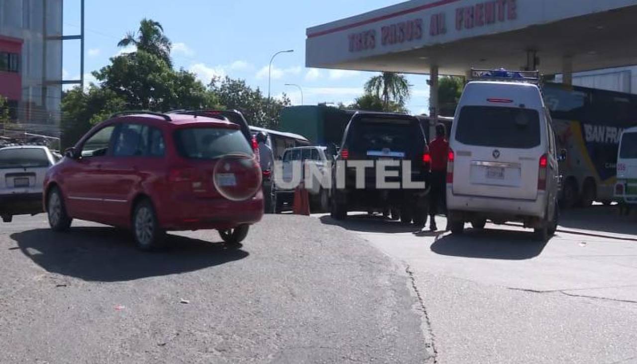 Vuelven las filas por diésel y gasolina en surtidores de Santa Cruz de la Sierra