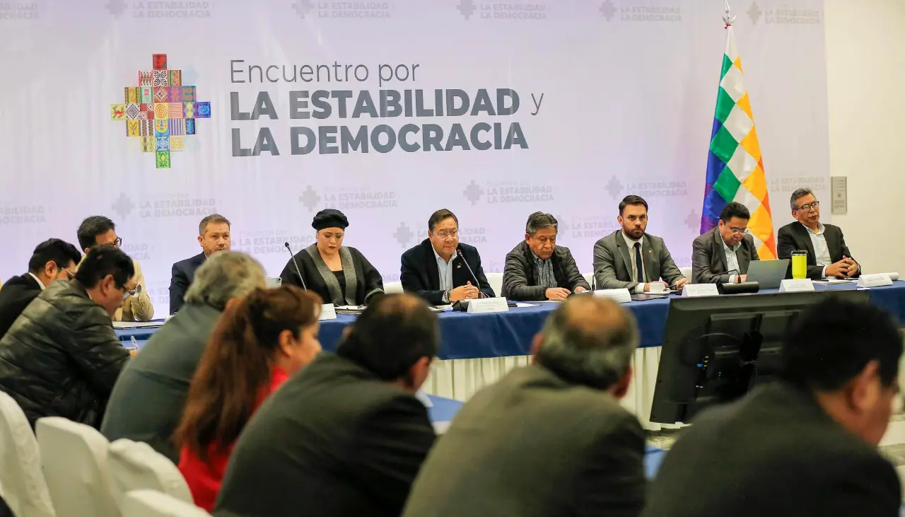 Tras la conclusión del encuentro convocado por el Gobierno los asistentes dieron a conocer las propuestas 