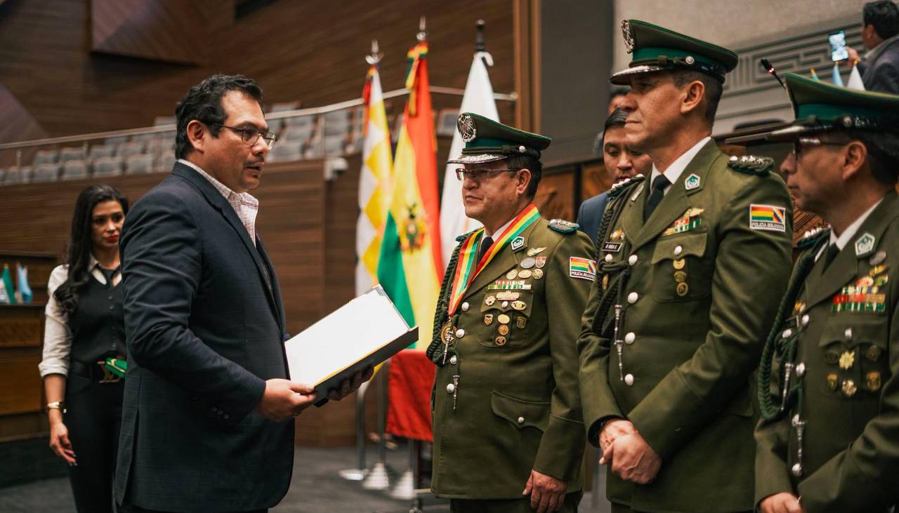 Diputados gritan “¡Evo a la cárcel!” durante la condecoración al comandante de la Policía en la Asamblea Legislativa